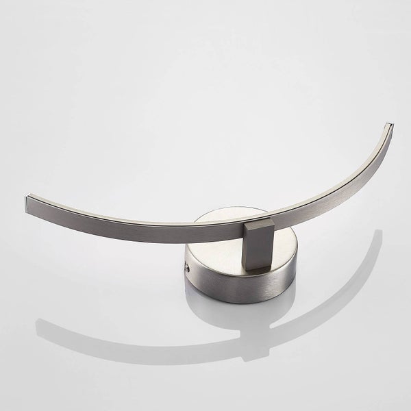 Moderne Wandleuchte aus gebürstetem Metall mit gebogenem Arm und rundem Wandsockel.