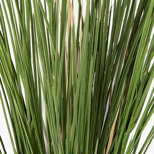 Nahaufnahme einer Kunstpflanze mit grünem Blatt, grünem Stiel und flauschigem braunem Blütenkopf.