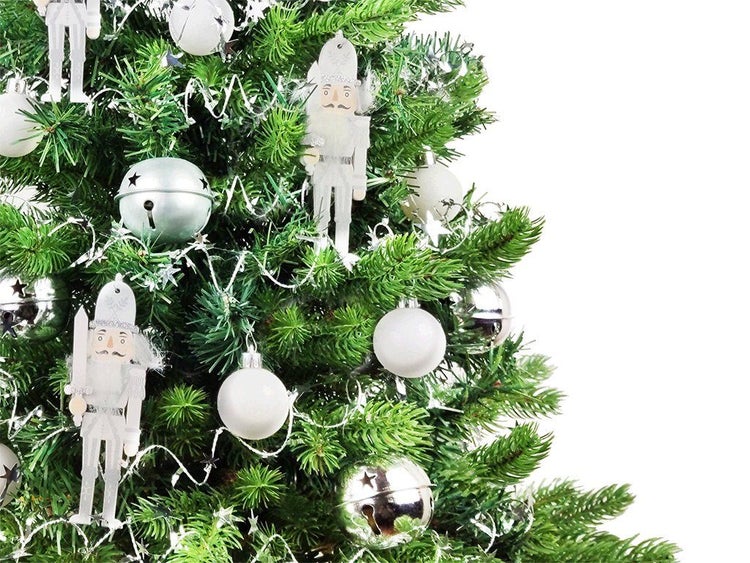Weihnachtsbaum geschmückt mit Nussknacker Anhängern, Kugeln und glitzernder Girlande für eine festliche Dekoration.