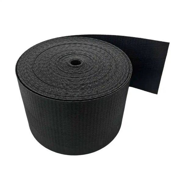 Eine Rolle mit schwarzem Gurtband aus strapazierfähigem Material.