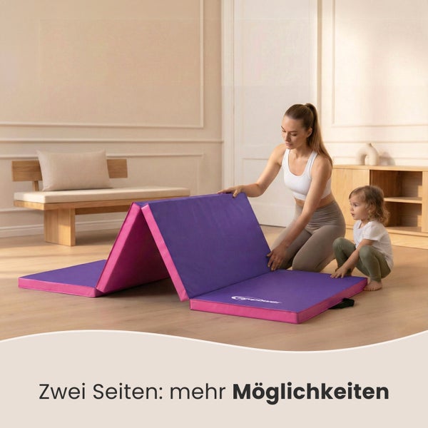 Frau und Kind mit faltbarer Gymnastikmatte im Innenbereich