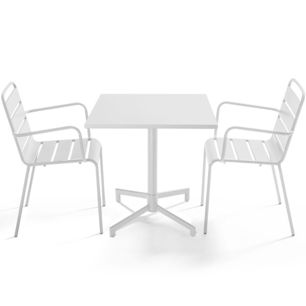 Dreiteiliges Gartenmöbel-Set aus weißem Metall, bestehend aus einem quadratischen Tisch und zwei Stühlen mit Armlehnen.