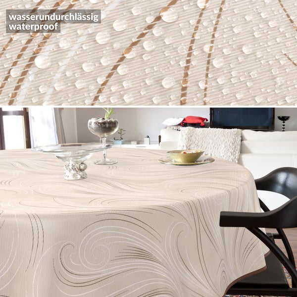 Beige, wasserdichte Tischdecke mit Muster auf einem runden Tisch in einem Wohnzimmer