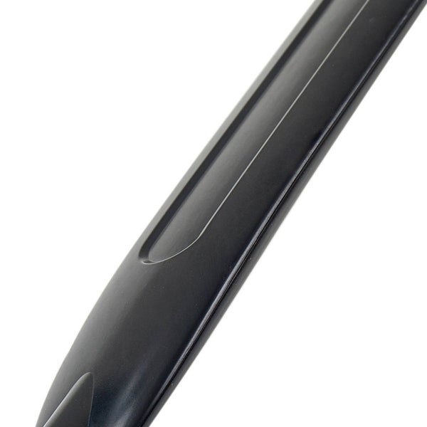 Detailaufnahme eines schwarzen, ergonomisch geformten Griffs für ein Gartengerät aus robustem Kunststoff.