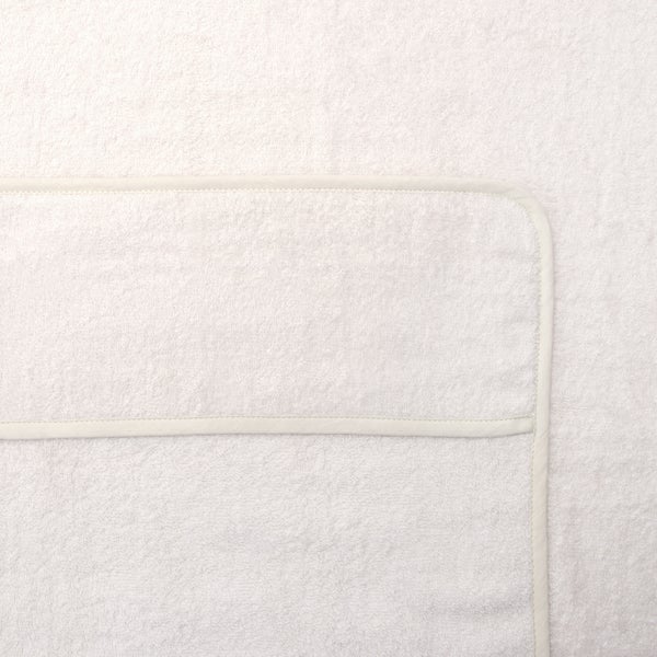 Detailansicht eines weißen Handtuchs mit Bordüre