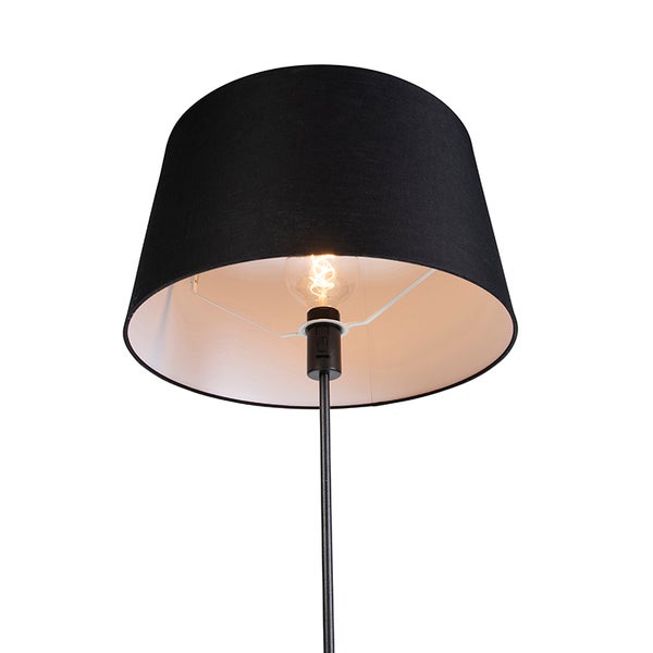 Stehlampe mit Lampenschirm