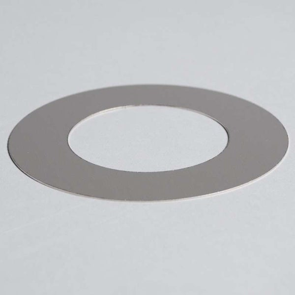 Flacher, runder Metallring, verwendbar als Abdeckung oder Distanzring für Montagen.