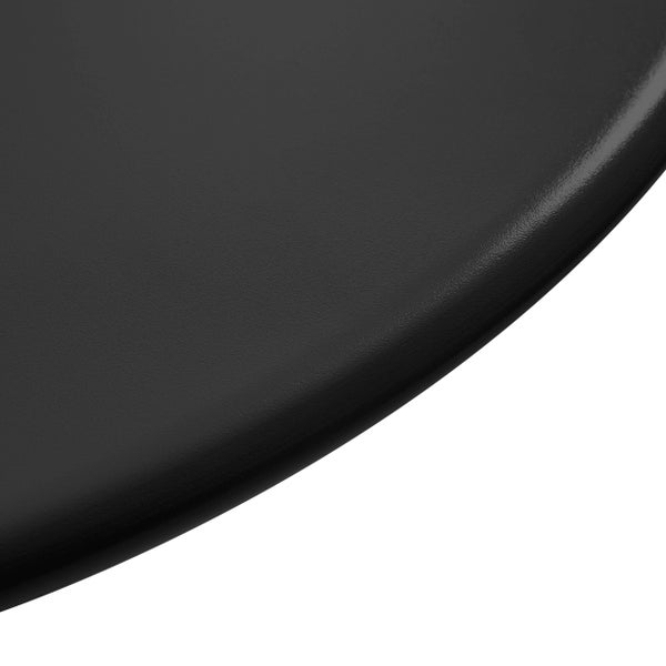 Detailaufnahme einer schwarzen, matt strukturierten Oberfläche mit einer abgerundeten Kante.