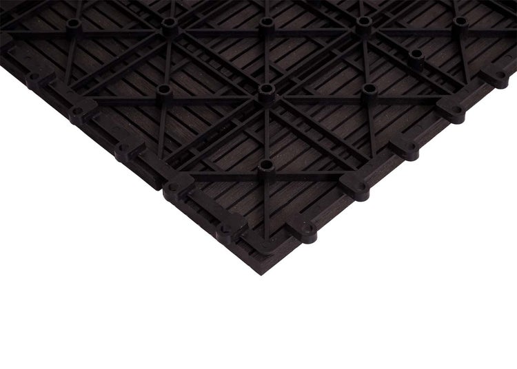 Unterseite einer Klickfliese aus Holz-Kunststoff-Verbundmaterial mit Gitterstruktur und Stecksystem für Terrassen oder Balkone.