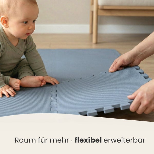 Baby sitzt neben strukturierten Puzzle-Bodenmatten aus Schaumstoff, die flexibel zusammengesetzt und erweitert werden.