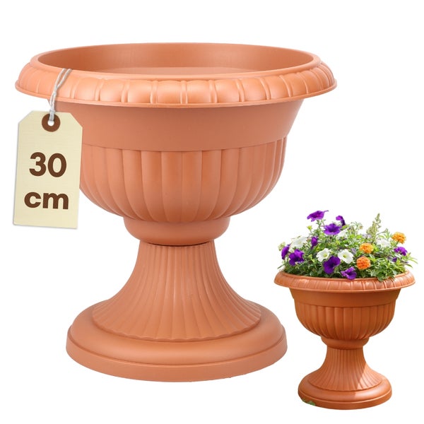 Zwei Pflanzschalen in Pokalform, eine mit 30 Zentimeter Etikett und eine mit Blumen