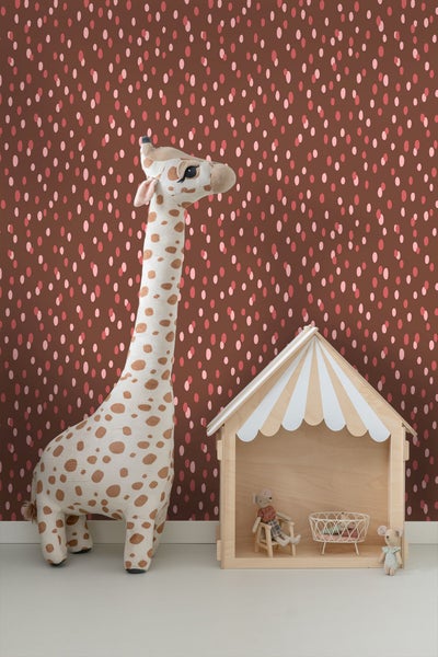 Dekoratives Kinderzimmer mit Stoffgiraffe und Puppenhaus