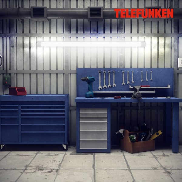 Telefunken Logo. Helle LED-Leuchte in einer organisierten Werkstatt mit blauer Werkbank, Werkzeugwagen und metallischer Wand.