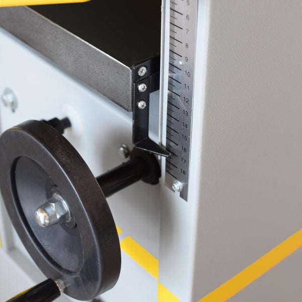 Detailaufnahme einer Maschine mit Einstellrad und Skala zur präzisen Justierung.