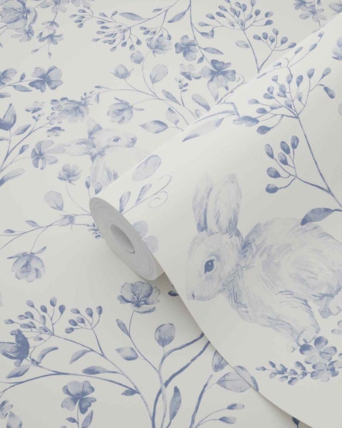 Tapete mit Hasen- und Blumenmotiven im Aquarell-Stil.