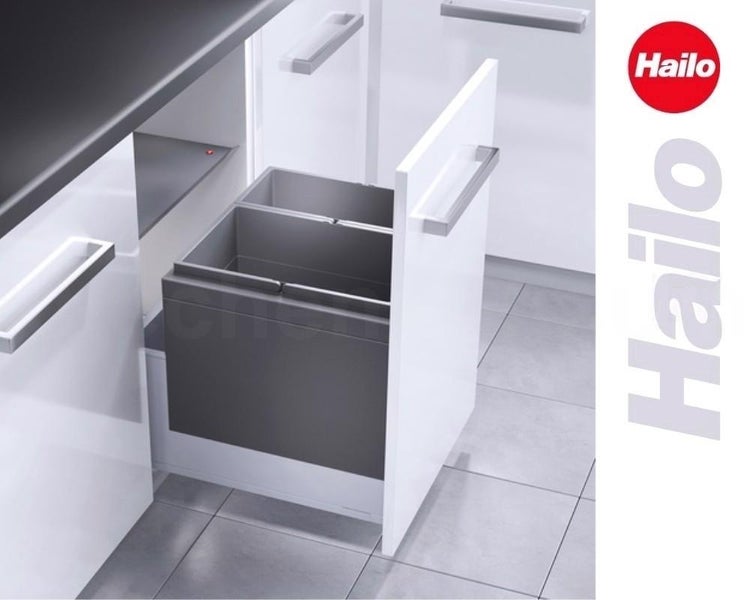 Hailo Abfallsammler für Mülltrennung im modernen, organisierten weißen Küchen-Unterschrank-Auszug eingebaut. Hailo Logo.