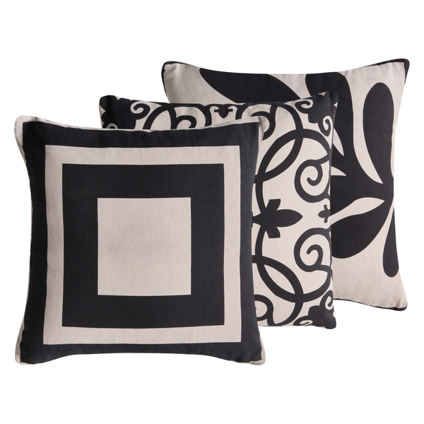 Drei dekorative Kissen mit unterschiedlichen Mustern