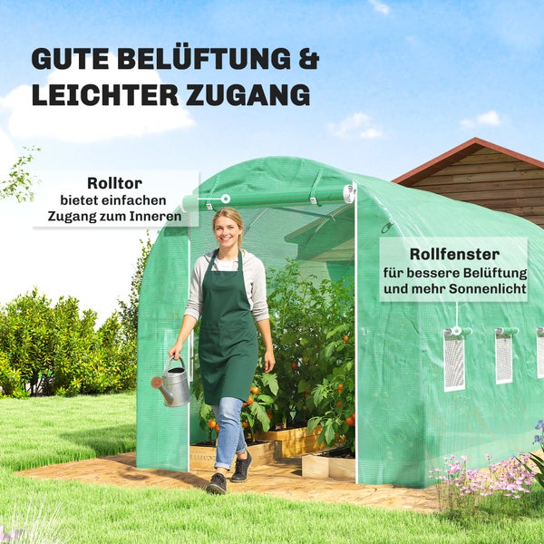 Grünes Folien-Gewächshaus im Garten mit aufgerolltem Tor und Rollfenstern für Belüftung, Frau mit Gießkanne vor Tomatenpflanzen.