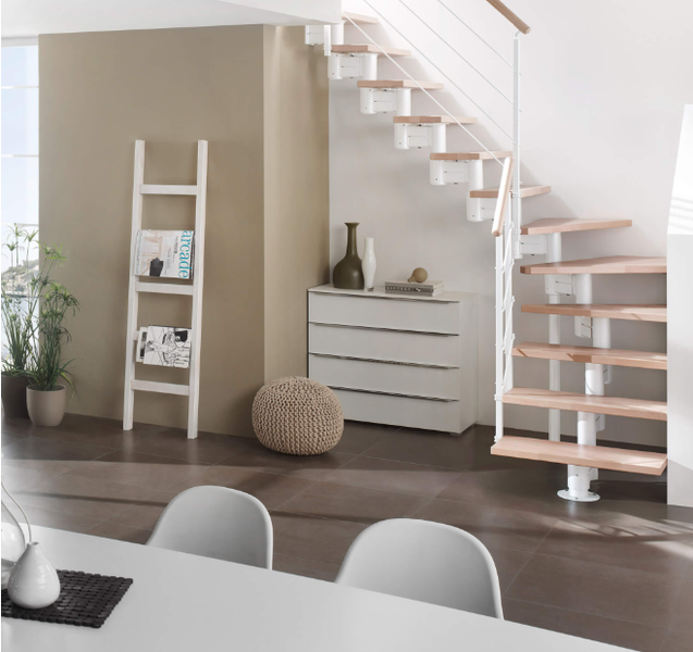Heller Wohnraum mit Wendeltreppe, Kommode und Magazinleiter