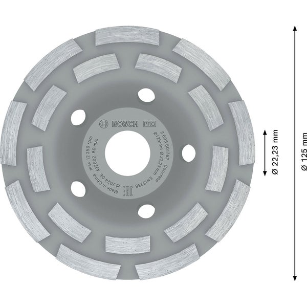 Szene mit einer rosa Sparschwein-Dekoration, einem Poster und einer Wandtapete mit Zickzackmuster