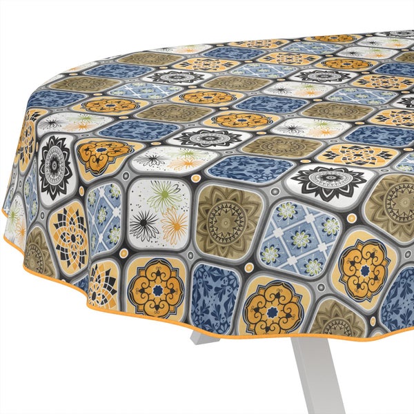 Runde Tischdecke mit Kachelmuster aus Mandalas und floralen Motiven.