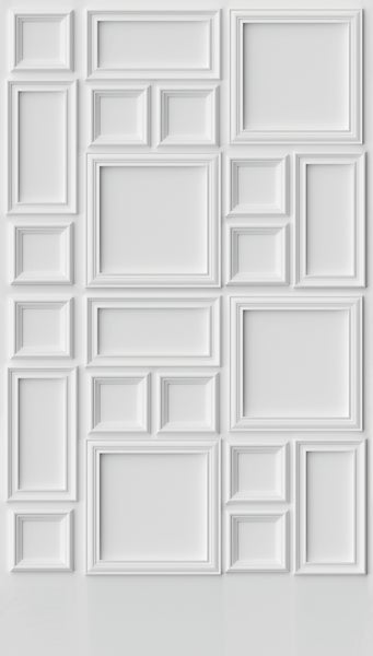 Wand mit weißen dekorativen Bilderrahmen in verschiedenen rechteckigen und quadratischen Größen in einer Galerieanordnung.