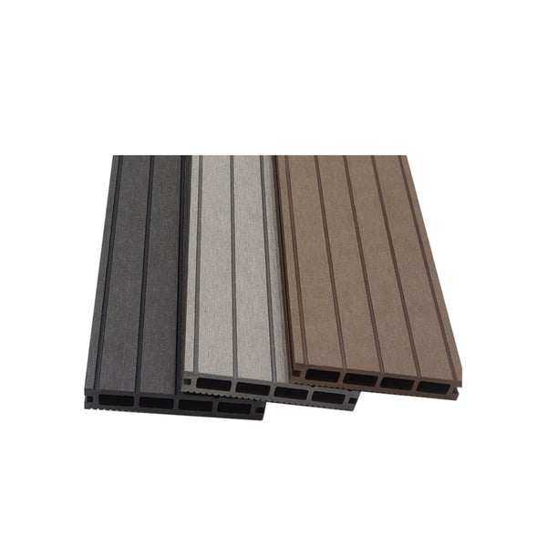 WPC Terrassendielen mit geriffelter Oberfläche und Hohlkammerprofil in drei verschiedenen Farben.