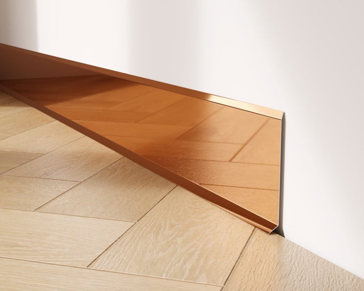 Sockelleiste aus Metall zwischen Holzboden und Wand
