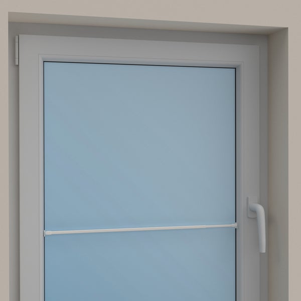 Weiße ausziehbare Vitragenstange an einem weißen Fensterflügel montiert.