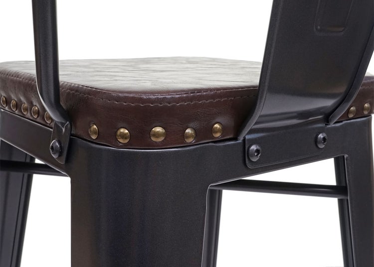 Detailansicht eines Barhockers mit gepolstertem Sitz und Metallgestell