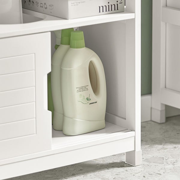 Detailansicht eines Badezimmerschranks mit Reinigungsmitteln