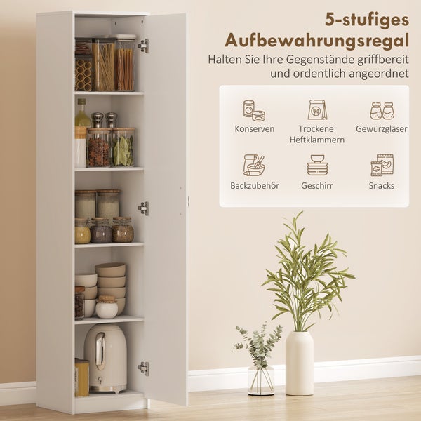 Schmaler weißer Hochschrank aus Holz mit fünf Fächern, organisiert mit Vorratsgläsern, Schüsseln und einem Wasserkocher.