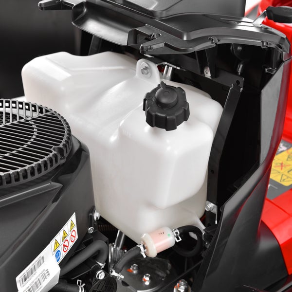 Roter Hecht Rasentraktor mit Hecht Logo und hochgeklapptem schwarzem Grasfangkorb aus Textilgewebe.