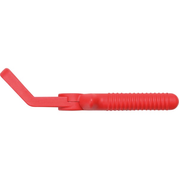 Eine Person mit Arbeitshandschuhen verwendet eine Schlauchklemme am Motor.