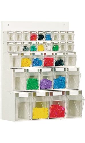 Wandregal mit durchsichtigen Behältern zur Aufbewahrung von Kleinteilen