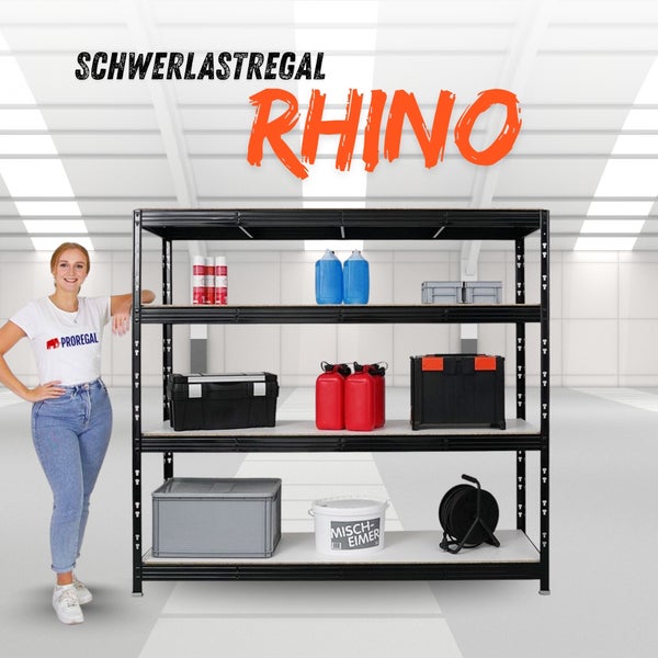 Schwerlastregal Rhino mit vier Fachböden aus Metall und Holz in einer hellen Lagerhalle, bestückt mit Werkzeugkoffern und Kanistern.