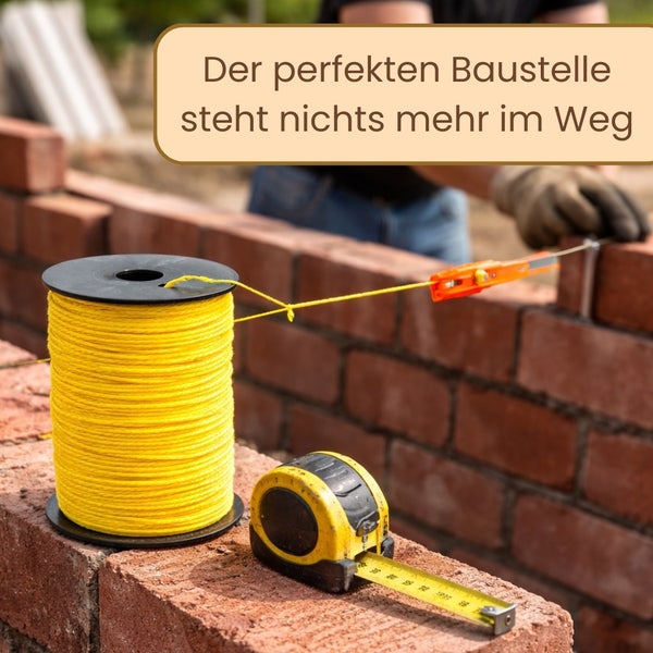 Richtseilrolle, Bandmaß und Wasserwaage auf einer Baustelle