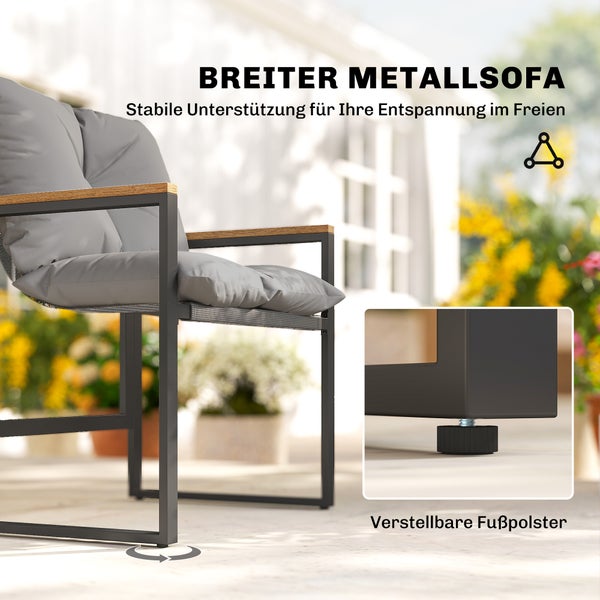 Breites Metallsofa für den Außenbereich mit Holzarmlehnen und verstellbaren Fußpolstern für stabilen Stand auf der Terrasse.
