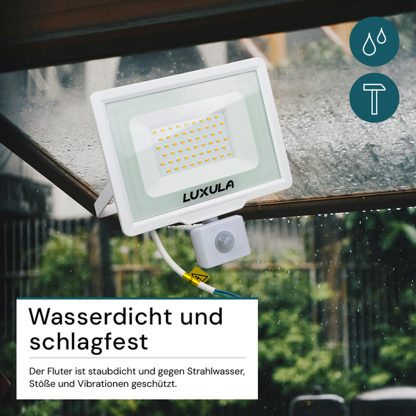 Weiße LED Außenleuchte vor einem Haus