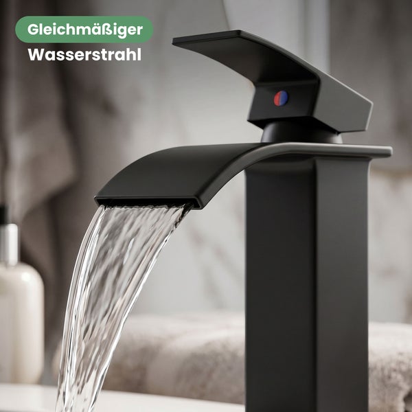 Schwarze Wasserfall-Waschtischarmatur mit gleichmäßigem Wasserstrahl.