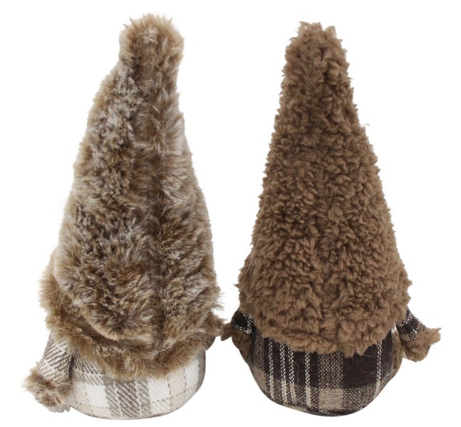 Zwei dekorative Wichtelfiguren aus Plüsch mit kariertem Stoffmuster für die Weihnachtsdekoration.