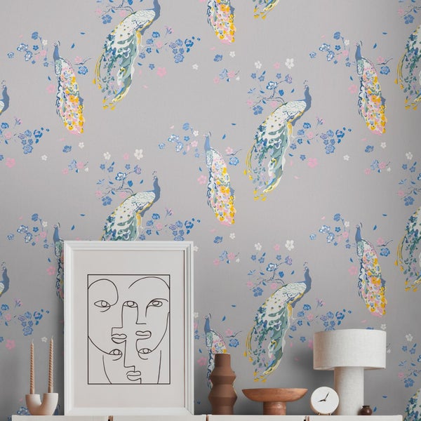 Tapete mit Pfauen und floralem Muster in einem Raum