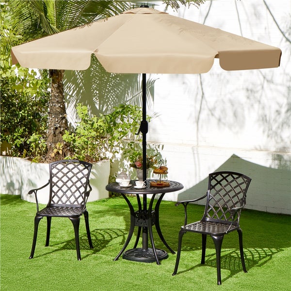 Gartenmöbel-Set aus schwarzem Metall mit beigem Sonnenschirm, rundem Tisch und zwei Stühlen mit Gittermuster auf grünem Rasen.