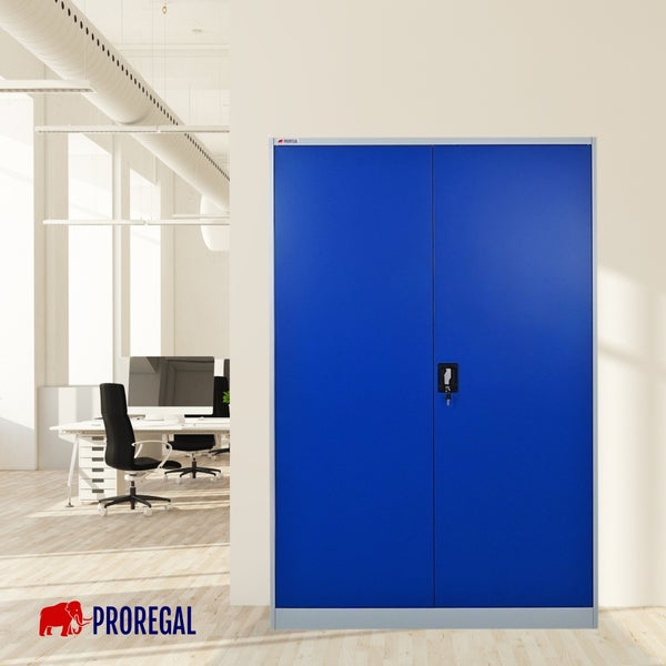 PROREGAL Flügeltürenschrank aus Metall mit zwei Türen und Schloss in einem hellen, modernen Büro. PROREGAL Logo.