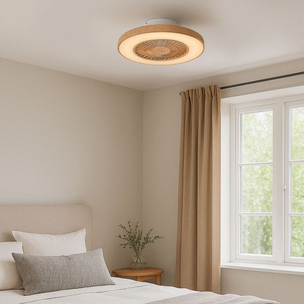 Moderner Deckenventilator mit LED-Beleuchtung in Holzoptik in einem hellen, minimalistischen Schlafzimmer mit Bett und Fenster.