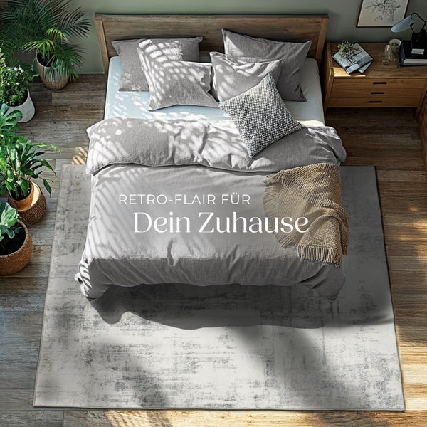 Helle und freundliche Schlafzimmeratmosphäre mit Bett, Nachttisch, Teppich und Zimmerpflanzen.