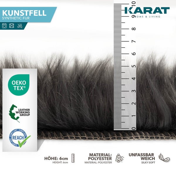 Karat Home & Living Logo. Graues, weiches Kunstfell aus Polyester, Höhe 6 Zentimeter. Zertifizierungen Oeko-Tex, Leather Working Group und REACH.