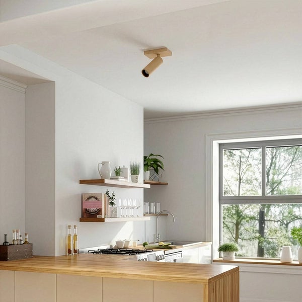 Küche mit Deckenspotleuchte, Regalen und Fenster