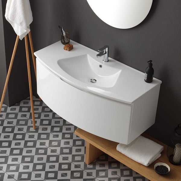 Weißer Waschtisch mit Armatur, Spiegel und Holzbank im Badezimmer