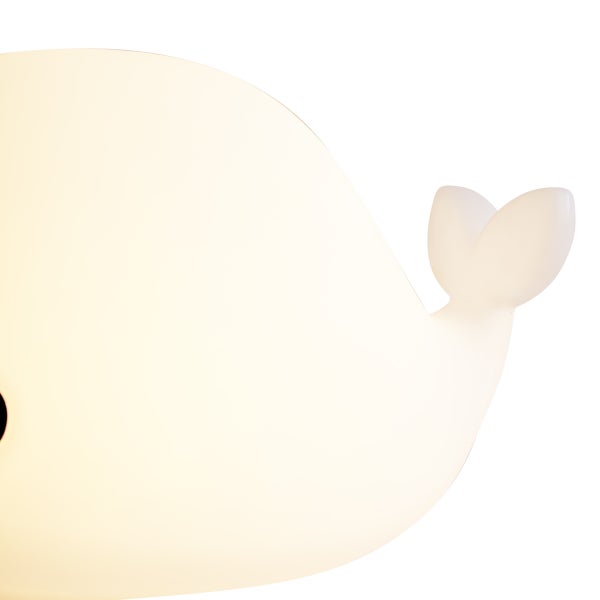 Detail eines walförmigen Nachtlichts aus Kunststoff für Kinder.